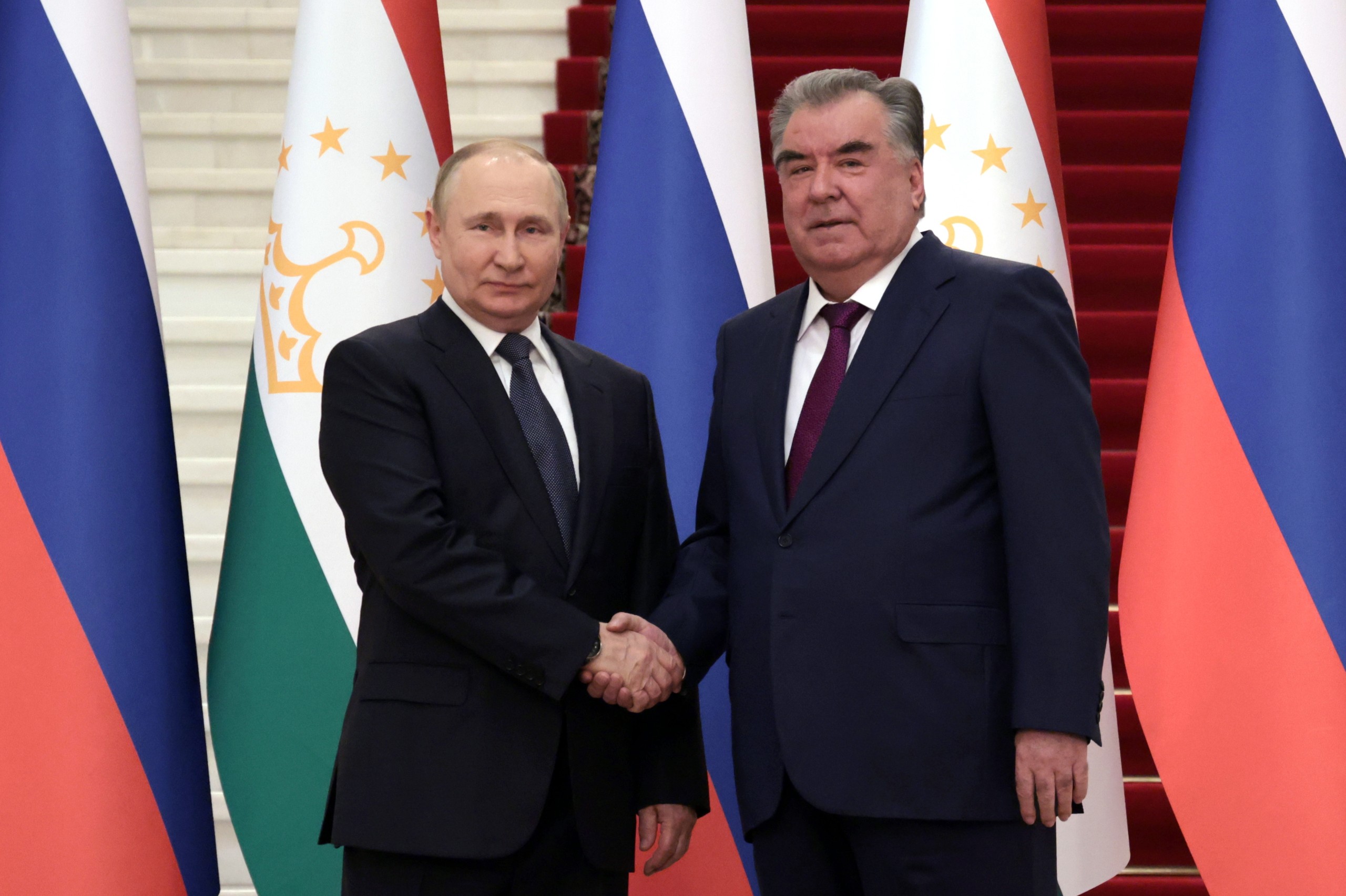 epa10038645 Russian President Vladimir Putin (L) shakes hands with Tajikistan's President Emomali Rahmon (R) during their meeting in Dushanbe, Tajikistan, 28 June 2022. Russian President is on a working visit to Tajikistan.  EPA/ALEXANDER SHCHERBAK / KREMLIN POOL / SPUTNIK MANDATORY CREDIT