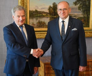 epa10045191 Polish Minister of Foreign Affairs Zbigniew Rau (R) and the President of Finland, Sauli Niinisto (L), shake hands before their meeting in Helsinki, Finland, 01 July 2022. Minister Rau is on a one-day visit to Finland.  EPA/RADEK PIETRUSZKA POLAND OUT