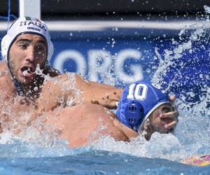 epa10045952 Edoardo di Somma of Italy (L) in action against Constatinos Kakaris during the Men's water polo semi final match Italy vs Greece at the 19th FINA World Aquatics Championships in Hajos Alfred National Sports Swimming Pool in Budapest, Hungary, 01 July 2022.  EPA/Tibor Illyes HUNGARY OUT