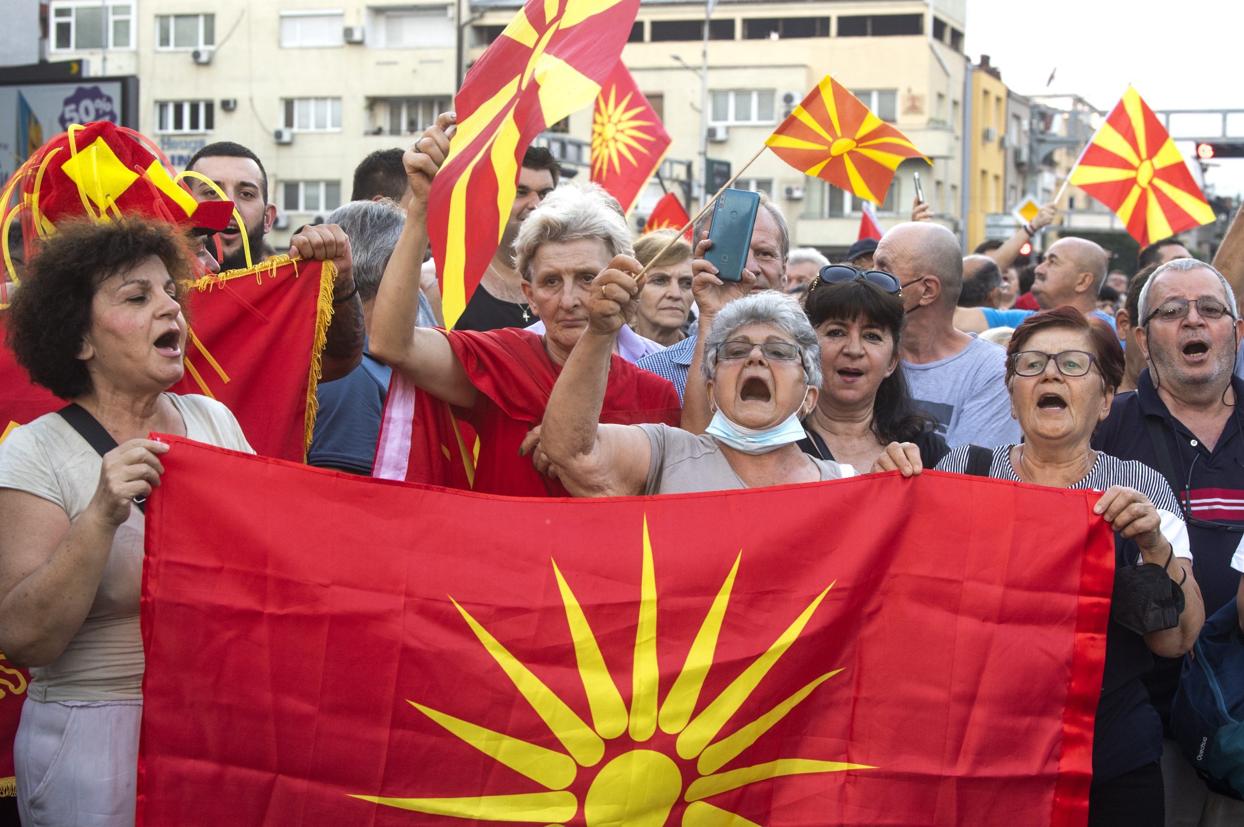 epa10048567 Supporters of the opposition party VMRO DPMNE and other citizens protest against the French proposal to resolve the dispute between North Macedonia and Bulgaria in Skopje, Republic of North Macedonia, 02 July 2022. The biggest opposition party VMRO DPMNE leads the protest against the French proposal, which comes after North Macedonia's Government intervention in Brussels and reaction to the draft documents that the public had the opportunity to discuss last week. The official views for the French proposal will be announced after the proposal passes the filters of all relevant institutions.  EPA/GEORGI LICOVSKI