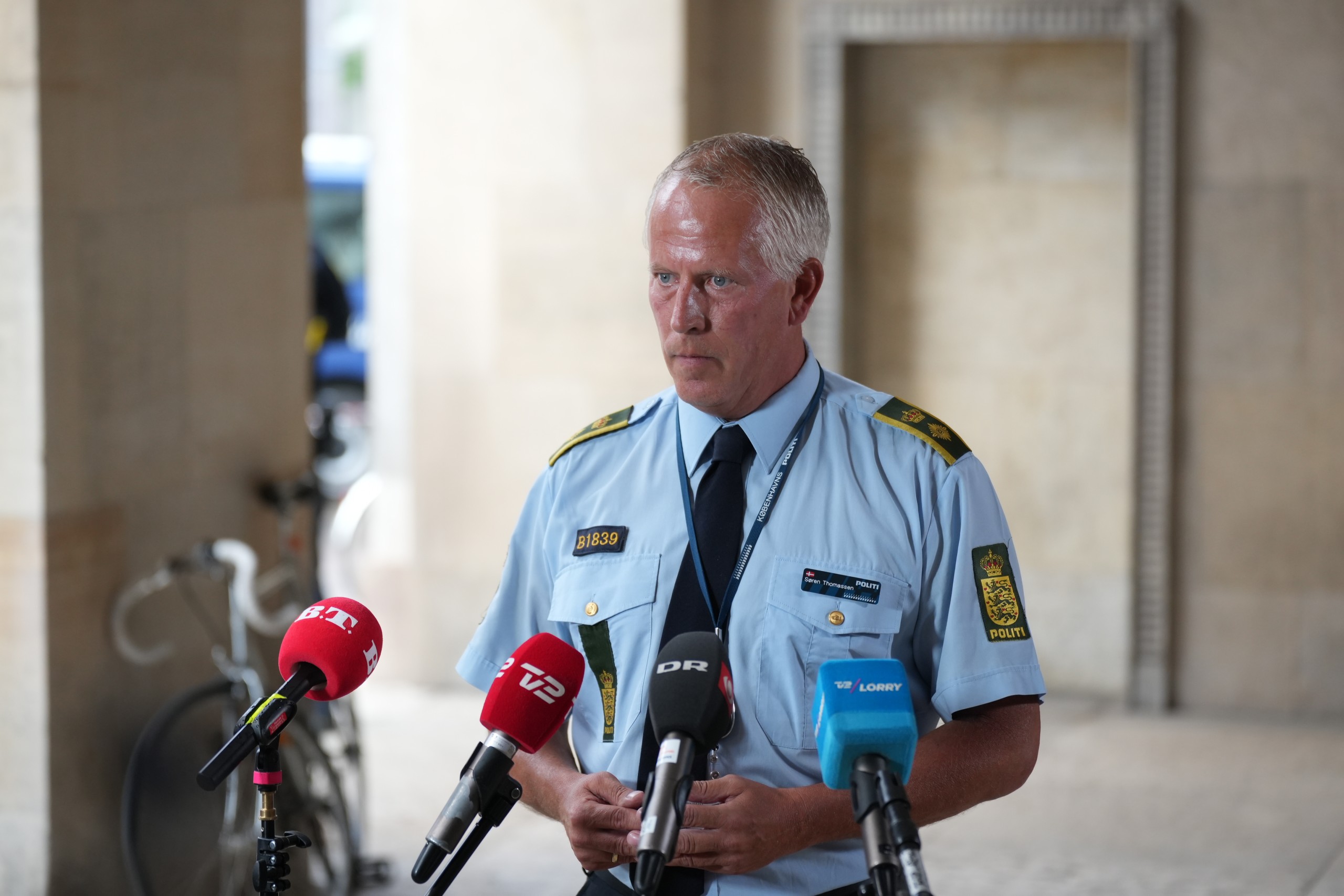 epa10050364 Copenhagen Police Chief Inspector Soeren Thomassen informs about the incident in Field's Shopping Center during a doorstep press conference at the Police Station in Copenhagen, Denmark, 03 July 2022. Several people have been shot in Fields shopping center in Copenhagen and one person has been arrested.  EPA/Emil Helms  DENMARK OUT