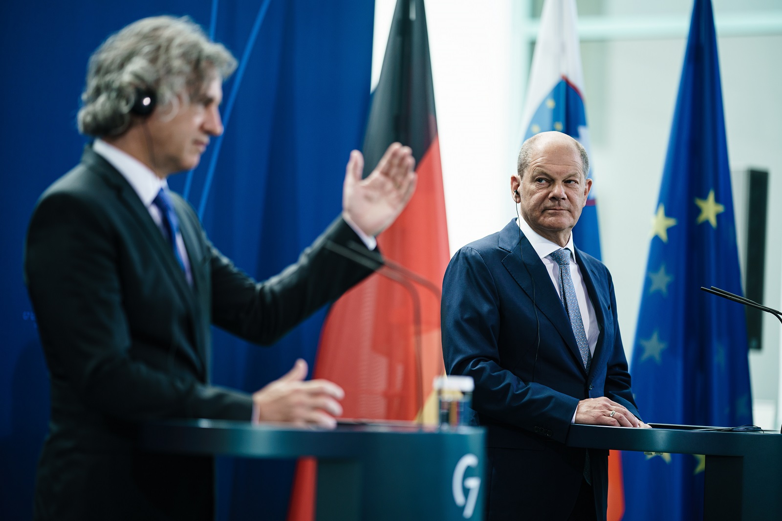 epa10066360 Slovenian Prime Minister Robert Golob (L) speaks next to German Chancellor Olaf Scholz during a joint press conference at the Chancellery in Berlin, Germany, 12 July 2022. Scholz and Golob met for bilateral talks.  EPA/CLEMENS BILAN