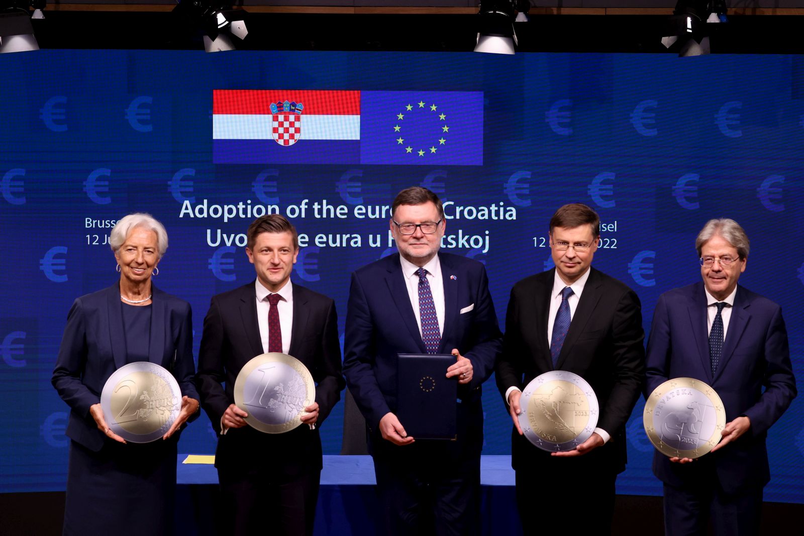 Bruxelles, 12.7.2022.- Vijeæe za ekonomske i financijske poslove EU-a (Ecofin) usvojilo je u utorak tri konaèna pravna akta koja su potrebna kako bi Hrvatska mogla uvesti euro 1. sijeènja 2023. Dananjim odlukama dovren je postupak donoenja odluka u Vijeæu i Hrvatska od 1. sijeènja 2023. postaje 20. èlanica europodruèja. Na slici Christine Lagarde, Zdravko Mariæ, Zbynek Stanjura, Valdis Dombrovskis i Paolo Gentiloni. 
foto HINA/ EUROPEAN UNION/ ua