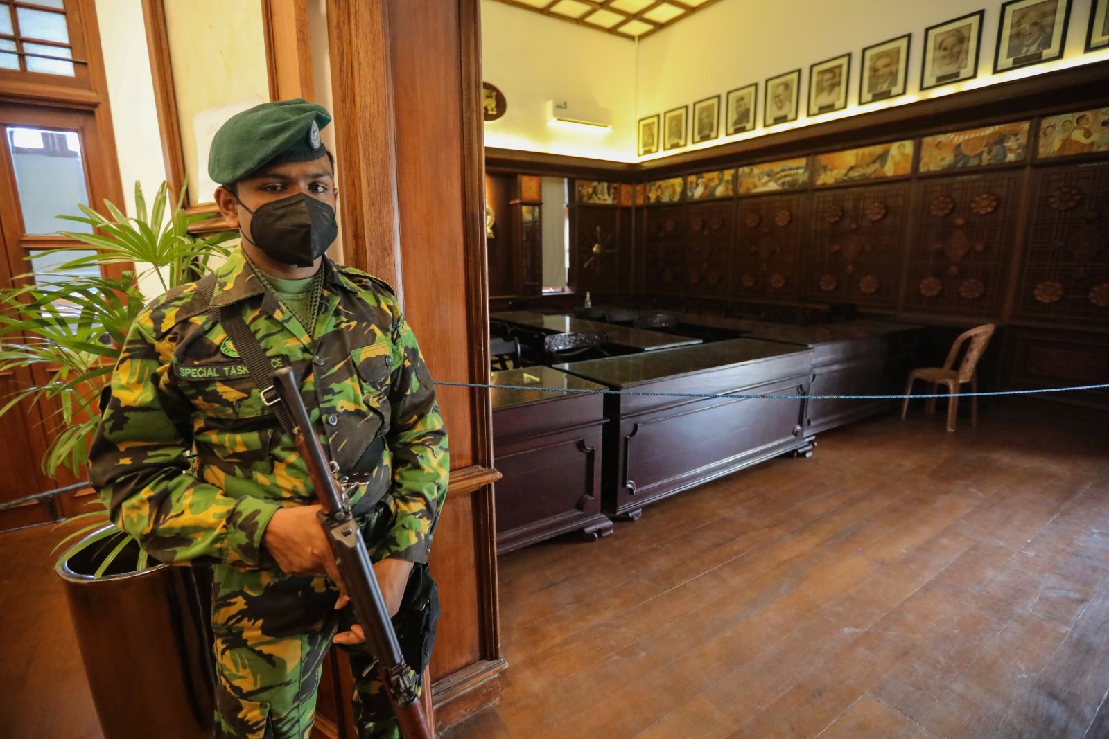 epa10070326 A Sri Lankan Special task force soldier stands guard inside the Prime Minister's office in Colombo, Sri Lanka, 14 July 2022. The protesters finally vacate from the President Palace, Prime Minister's Resident,  Prime Minister's office on 14 July after five days of their incursion. Thousands of protesters broke through police barricades and stormed in to the President Palace, President office, Prime Minister's Resident and Prime Minister's office on 09 July. Meanwhile, Sri Lankan authorities declared a state of emergency and imposed a curfew in the Western Province of the country on 13 July. According to the speaker of parliament, Sri Lankan President Gotabaya Rajapaksa has authorised the prime minister Prime Minister Ranil Wickremesinghe to carry out presidential duties after the president fled to the Maldives amid months of protests against the economic crisis.  EPA/CHAMILA KARUNARATHNE
