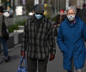 epa10077170 Pedestrians wear face masks in Melbourne, Australia, 18 July 2022. The state of Victoria has triggered the next phase of its winter plan to combat COVID-19 and other respiratory illnesses while announcing an extra 400 staff for hospitals.  EPA/JOEL CARRETT AUSTRALIA AND NEW ZEALAND OUT