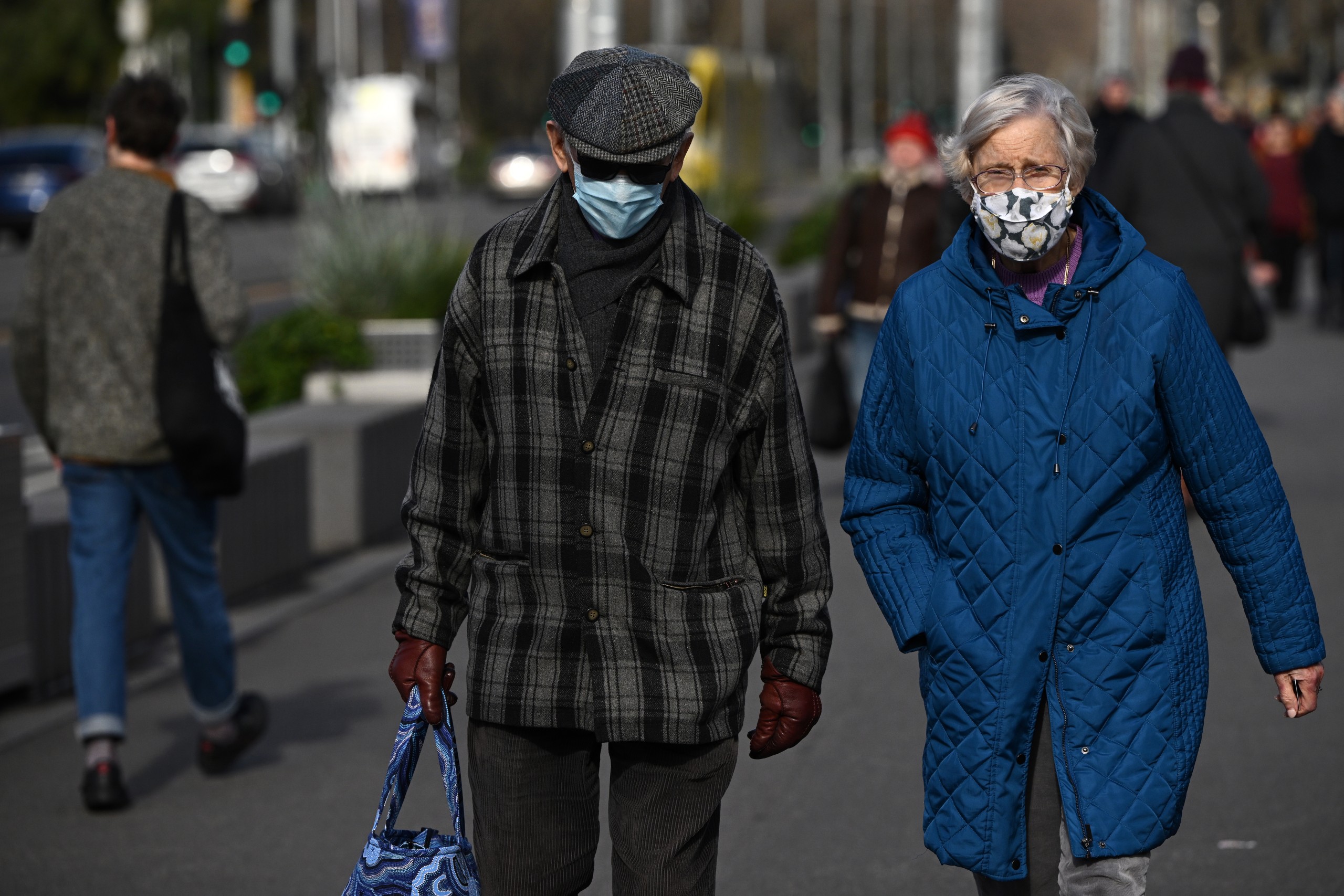 epa10077170 Pedestrians wear face masks in Melbourne, Australia, 18 July 2022. The state of Victoria has triggered the next phase of its winter plan to combat COVID-19 and other respiratory illnesses while announcing an extra 400 staff for hospitals.  EPA/JOEL CARRETT AUSTRALIA AND NEW ZEALAND OUT