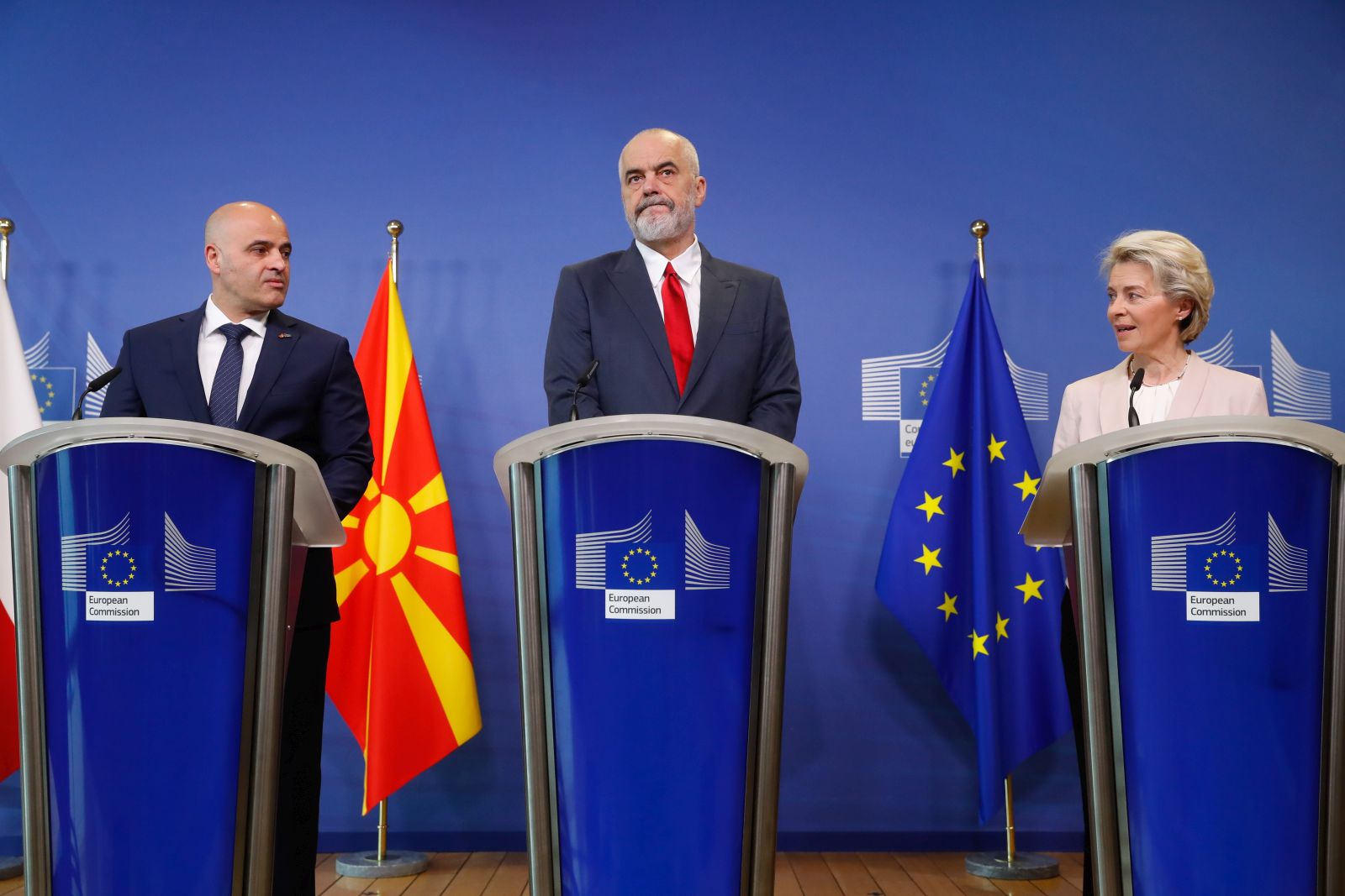 epa10079146 (L-R) Prime Minister of North Macedonia Dimitar Kovacevski, Prime Minister of Albania Edi Rama and President of the European Commission Ursula von der Leyen give a joint press conference at the end of a meeting on the first negotiations for accession to the European Union at the European Commission in Brussels, Belgium, 19 July 2022.  EPA/STEPHANIE LECOCQ