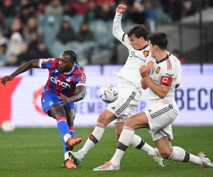 epa10079528 Jean-Philippe Mateta (L) of Crystal Palace takes a shot at goal during the friendly soccer match between Manchester United and Crystal Palace at the Melbourne Cricket Ground in Melbourne, Australia, 19 July 2022.  EPA/JAMES ROSS AUSTRALIA AND NEW ZEALAND OUT