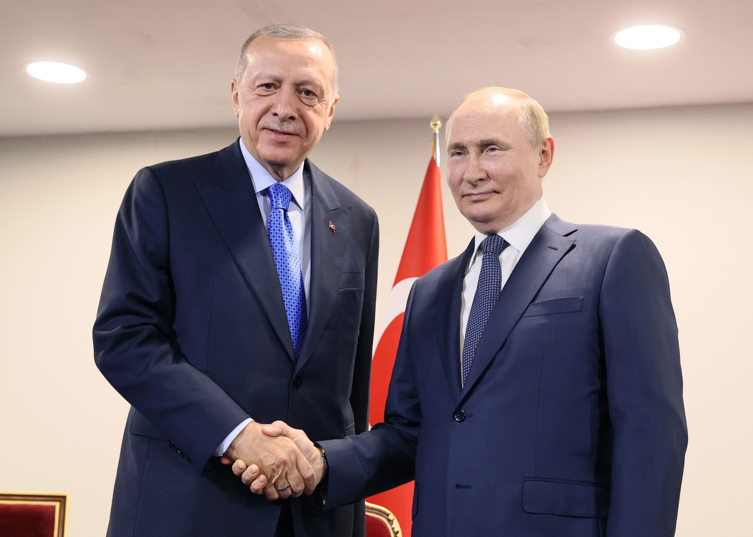 epa10080223 Turkish President Recep Tayyip Erdogan (L) and Russian President Vladimir Putin (R) shake hands during a meeting in Tehran, Iran, 19 July 2022. Russian President is on a working visit in Iran to take part in a summit grouping leaders of Iran, Turkey, and Russia and to have bilateral meetings with the leaders of Iran and Turkey.  EPA/SERGEI SAVOSTYANOV / KREMLIN POOL / SPUTNIK / POOL MANDATORY CREDIT