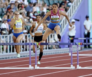 epa10083261 Sydney McLaughlin of the US clears a hurdle in the women's 4000m Hurdles at the World Athletics Championships Oregon22 at Hayward Field in Eugene, Oregon, USA, 20 July 2022.  EPA/John G. Mabanglo