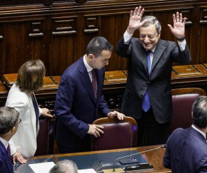 epa10083571 Italian Prime Minister Mario Draghi (R) receives applause prior his speech at the Italian Lower House in Rome, Italy, 21 July 2022. The Prime Minister announced in the House chamber at the beginning of the general debate his intention to go to the Quirinal Palace to resign. The previous day, three parties in Draghi's ruling coalition failed to take part in a confidence vote in the Senate on a resolution backing Premier Draghi. The previous week, Italian President Mattarella refused to accept Draghi's resignations following the failure of ruling coalition partner M5S to back the government in a confidence vote.  EPA/FABIO FRUSTACI