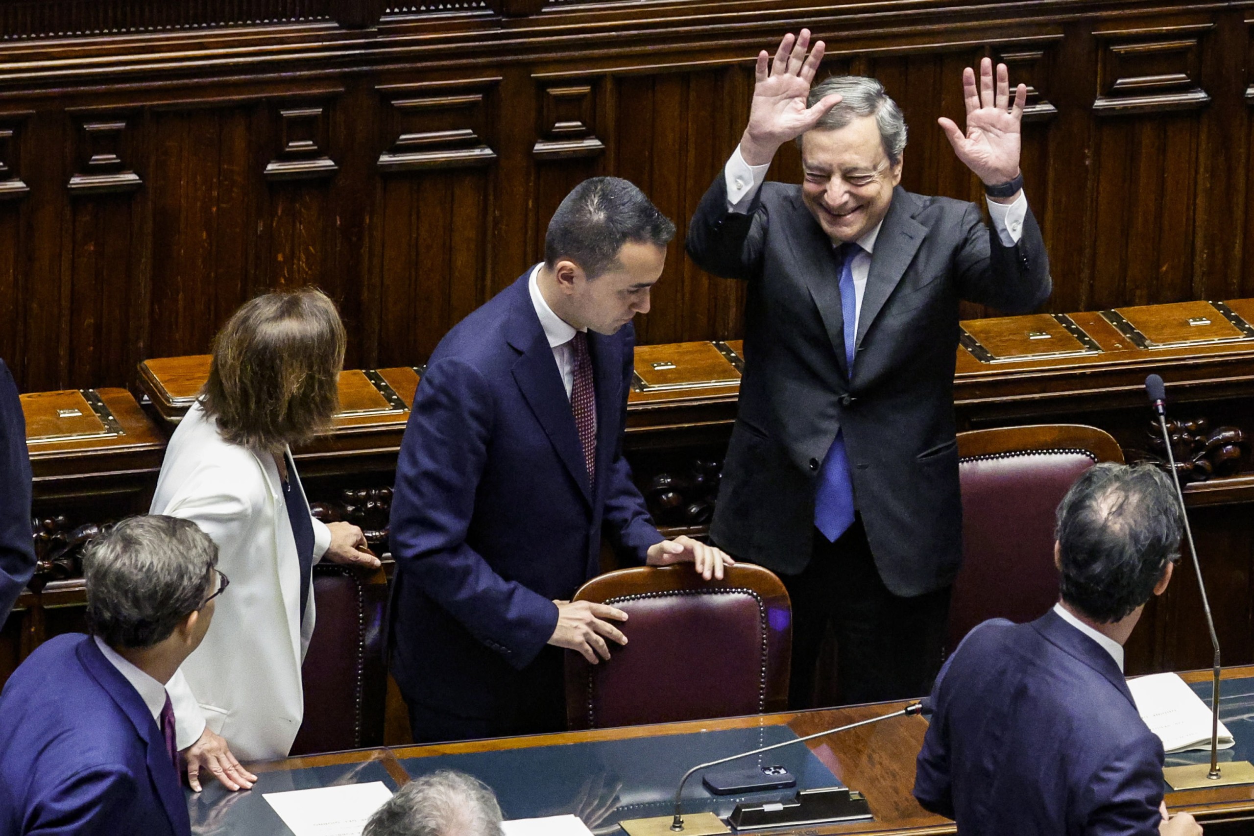 epa10083571 Italian Prime Minister Mario Draghi (R) receives applause prior his speech at the Italian Lower House in Rome, Italy, 21 July 2022. The Prime Minister announced in the House chamber at the beginning of the general debate his intention to go to the Quirinal Palace to resign. The previous day, three parties in Draghi's ruling coalition failed to take part in a confidence vote in the Senate on a resolution backing Premier Draghi. The previous week, Italian President Mattarella refused to accept Draghi's resignations following the failure of ruling coalition partner M5S to back the government in a confidence vote.  EPA/FABIO FRUSTACI