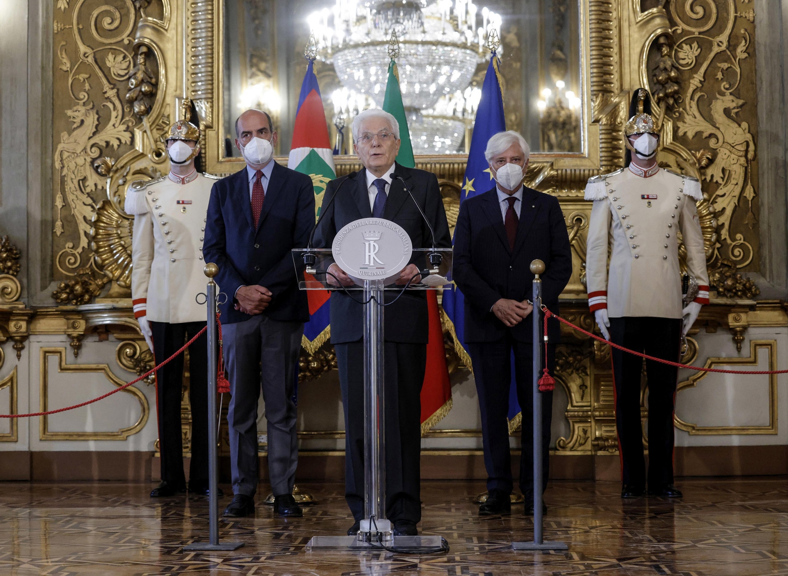 epa10084571 Italian President Sergio Mattarella (C) delivers an address at the Quirinal Palace in Rome, Italy, 21 July 2022, announcing that he signed a decree to dissolve parliament for a general election to be held within 70 days after Prime Minister Draghi resigned following the collapse of his ruling coalition.  EPA/GIUSEPPE LAMI