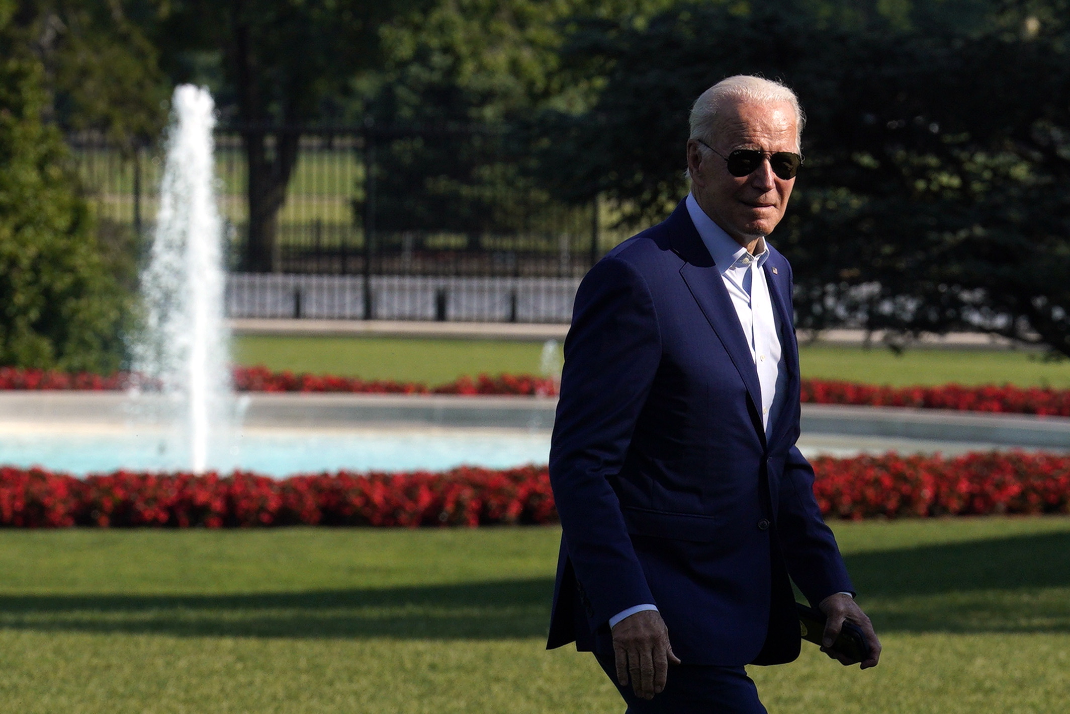 epa10084933 US President Joe Biden walks on the South Lawn of the White House after arriving in Washington, DC, USA, on 20 July 2022 (issued 21 July 2022) from Somerset, Massachusetts. Biden tested positive for COVID-19 and is experiencing very mild symptoms, according to a statement by White House press secretary Karine Jean-Pierre on 21 July.  EPA/Yuri Gripas / POOL