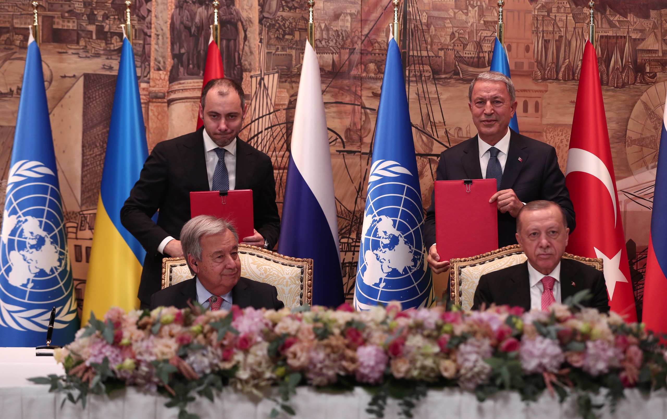 epa10086413 Turkish President Recep Tayyip Erdogan (down-R), UN Secretary-General Antonio Guterres (down-L), Oleksandr Kubrakov (up-L), Minister of Infrastructure of Ukraine and Turkish Defense Minister Hulusi Akar (up-R) attend a signing ceremony of the grain shipment agreement  between Turkey-UN, Russia and Ukraine after their meeting in Istanbul, Turkey, 22 July 2022. According to the agreement, a coordination center will be established to carry out joint inspections at the ports and ensure route security.  EPA/SEDAT SUNA