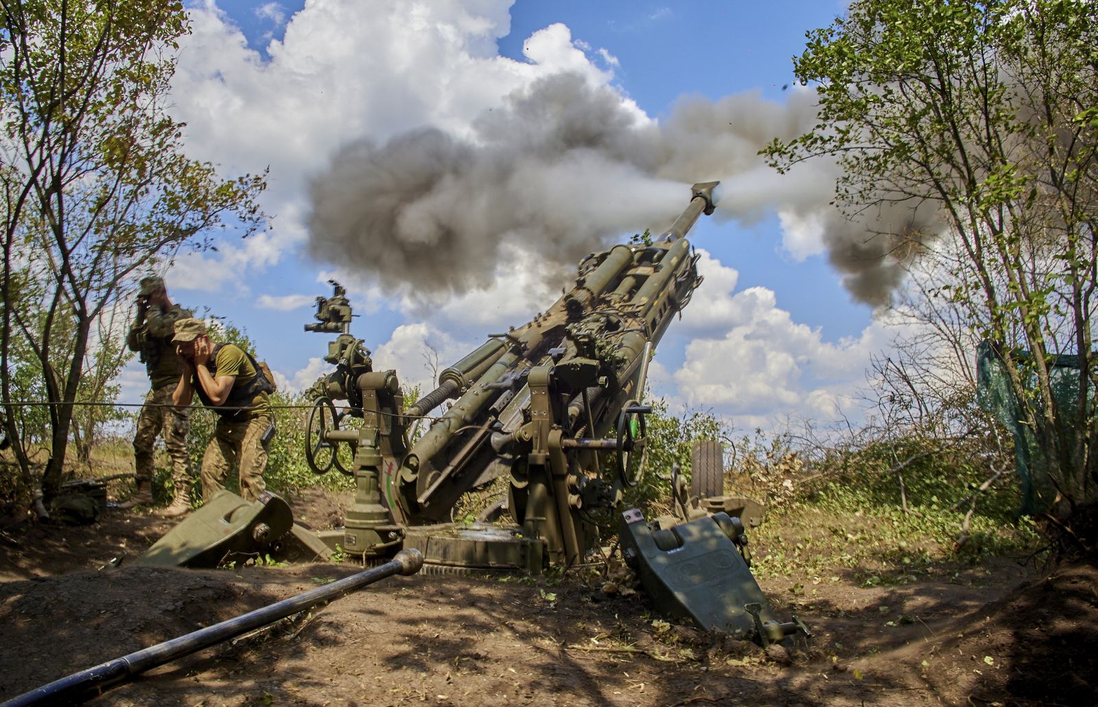epa10096203 Ukrainian servicemen operate with American-made 155mm M777 towed howitzer on their positions in the Kharkiv area, Ukraine, 28 July 2022. Russian troops on 24 February entered Ukrainian territory, starting a conflict that has provoked destruction and a humanitarian crisis.  EPA/SERGEY KOZLOV