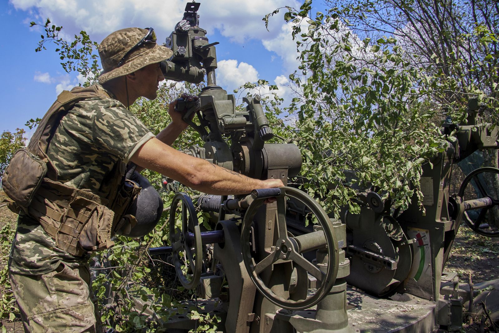 epa10096192 Ukrainian servicemen operate with American-made 155mm M777 towed howitzer on their positions in the Kharkiv area, Ukraine, 28 July 2022. Russian troops on 24 February entered Ukrainian territory, starting a conflict that has provoked destruction and a humanitarian crisis.  EPA/SERGEY KOZLOV
