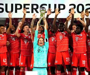 epa10099326 Bayern's goalkeeper Manuel Neuer (C) lifts the Supercup trophy following the DFL Supercup 2022 soccer match between RB Leipzig and FC Bayern Muenchen in Leipzig, Germany, 30 July 2022.  EPA/CLEMENS BILAN CONDITIONS - ATTENTION: The DFL regulations prohibit any use of photographs as image sequences and/or quasi-video.