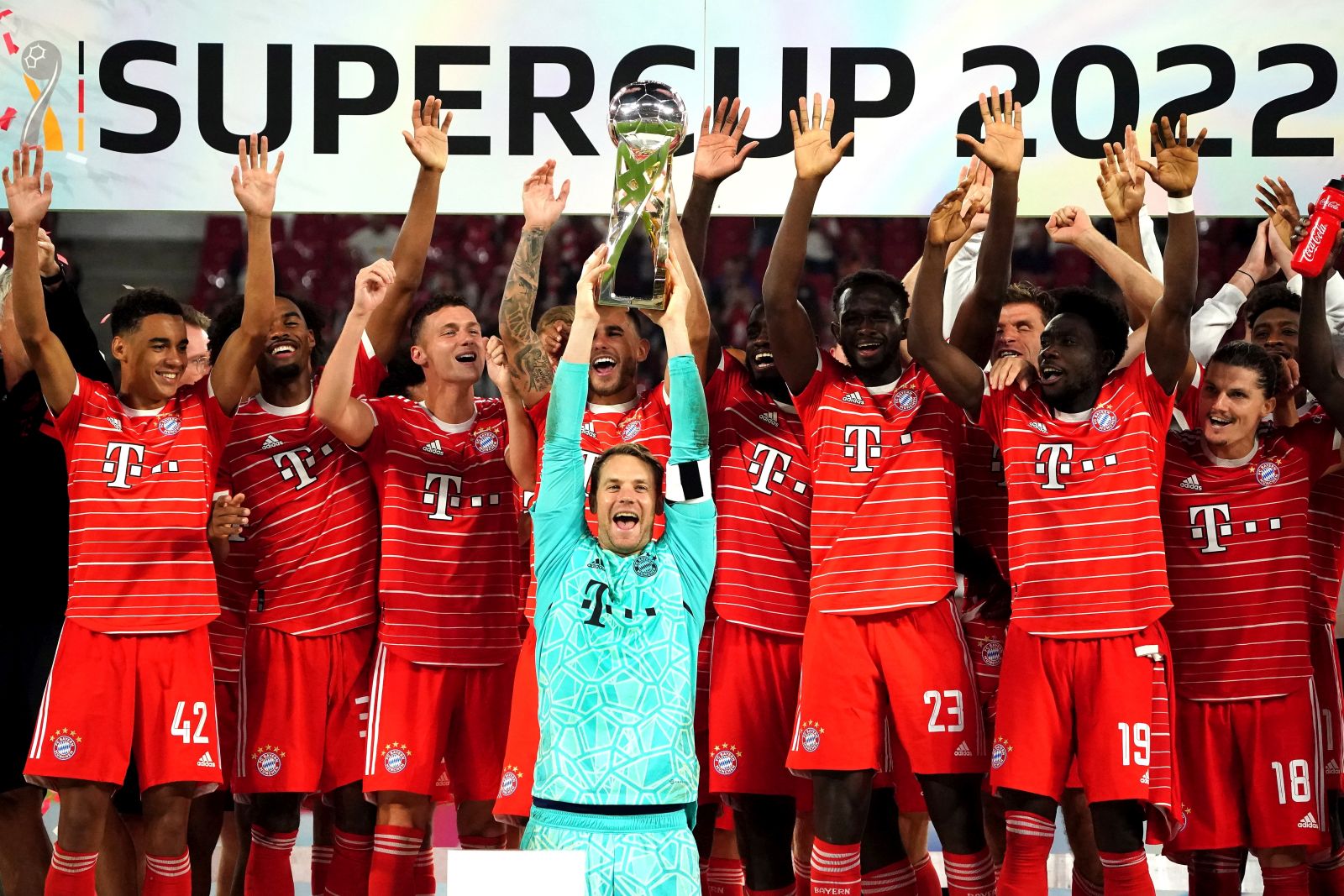 epa10099326 Bayern's goalkeeper Manuel Neuer (C) lifts the Supercup trophy following the DFL Supercup 2022 soccer match between RB Leipzig and FC Bayern Muenchen in Leipzig, Germany, 30 July 2022.  EPA/CLEMENS BILAN CONDITIONS - ATTENTION: The DFL regulations prohibit any use of photographs as image sequences and/or quasi-video.
