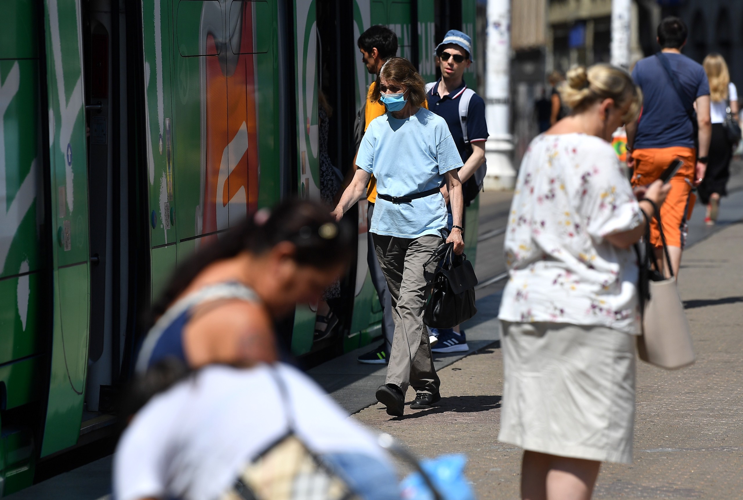 06.07.2022., Zagreb - Zastitne maske i dalje se vidjaju na licima ljudi, a broj zarazenih preko ljeta svakim danom sve veci iako nadlezni govore da nema vece opasnosti. 
  Photo: Marko Lukunic/PIXSELL