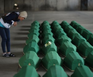 10.07.2022., Potocari, Bosna i Hercegovina - Clanovi obitelji obilze 50 tabuta novoidentifikovanih zrtava genocida u Srebrenici.  Photo: Armin Durgut/PIXSELL