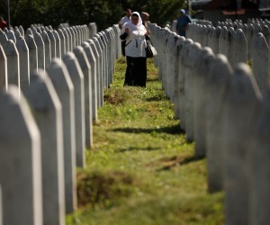 11.07.2022., Potocari, Bosna i Hercegovina - Porodice obilaze tabute i grobove svojih clanova porodica koji su ubijeni u genocidu u Srebrenici. Danas ce biti ukopano 50 novoidentifikovanih zrtava genocida.
 Photo: Armin Durgut/PIXSELL