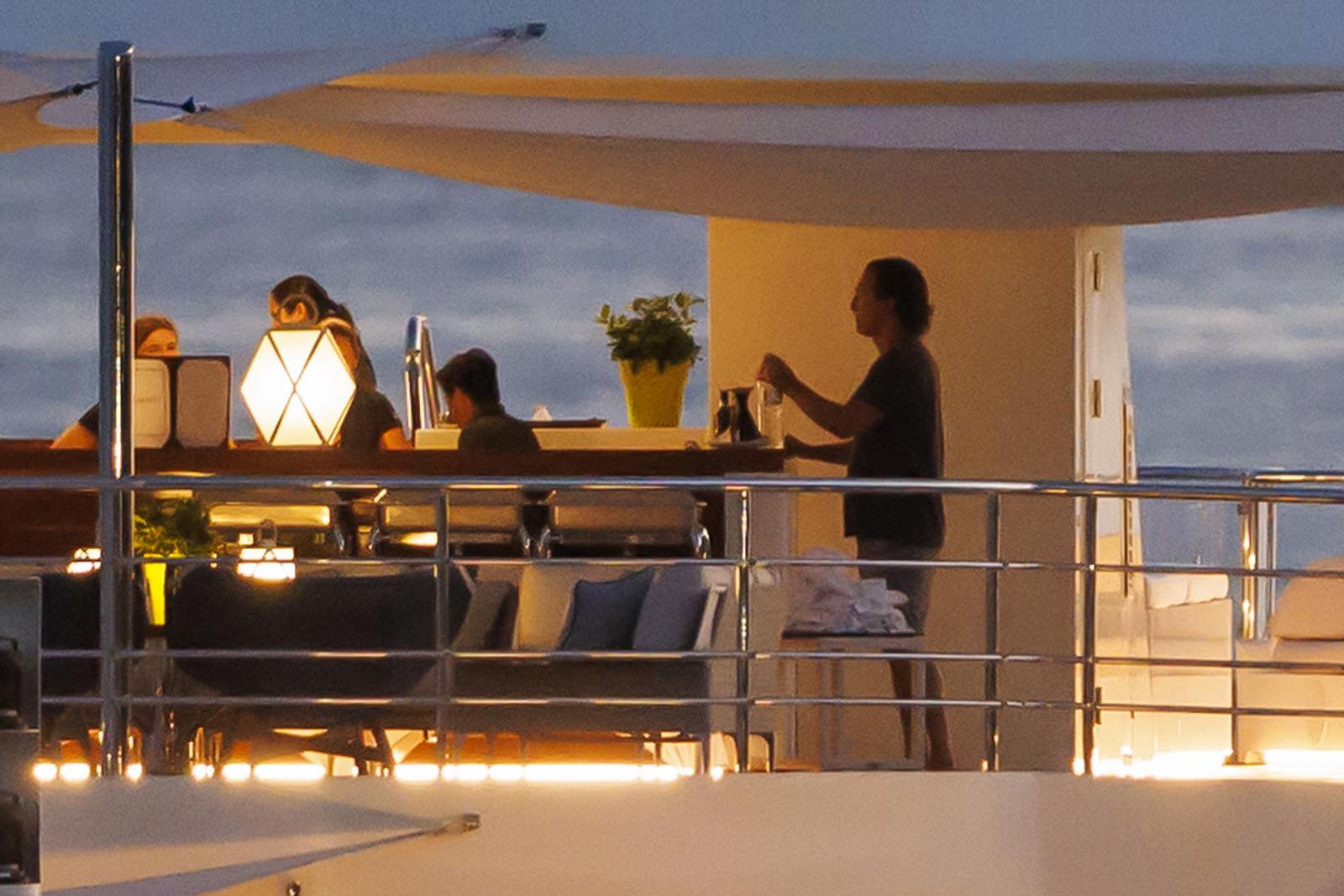 14.07.2022. Hvar/Split -Matthew McConaughey, nakon par dana provedenih u Istri ukrcao se na jahtu i plovi obalom. Matthew je nakon kratog razgovora s posadom uzivao u zalasku sunca,nakon cega je surfao na mobitelu   Photo: Milan Sabic/PIXSELL