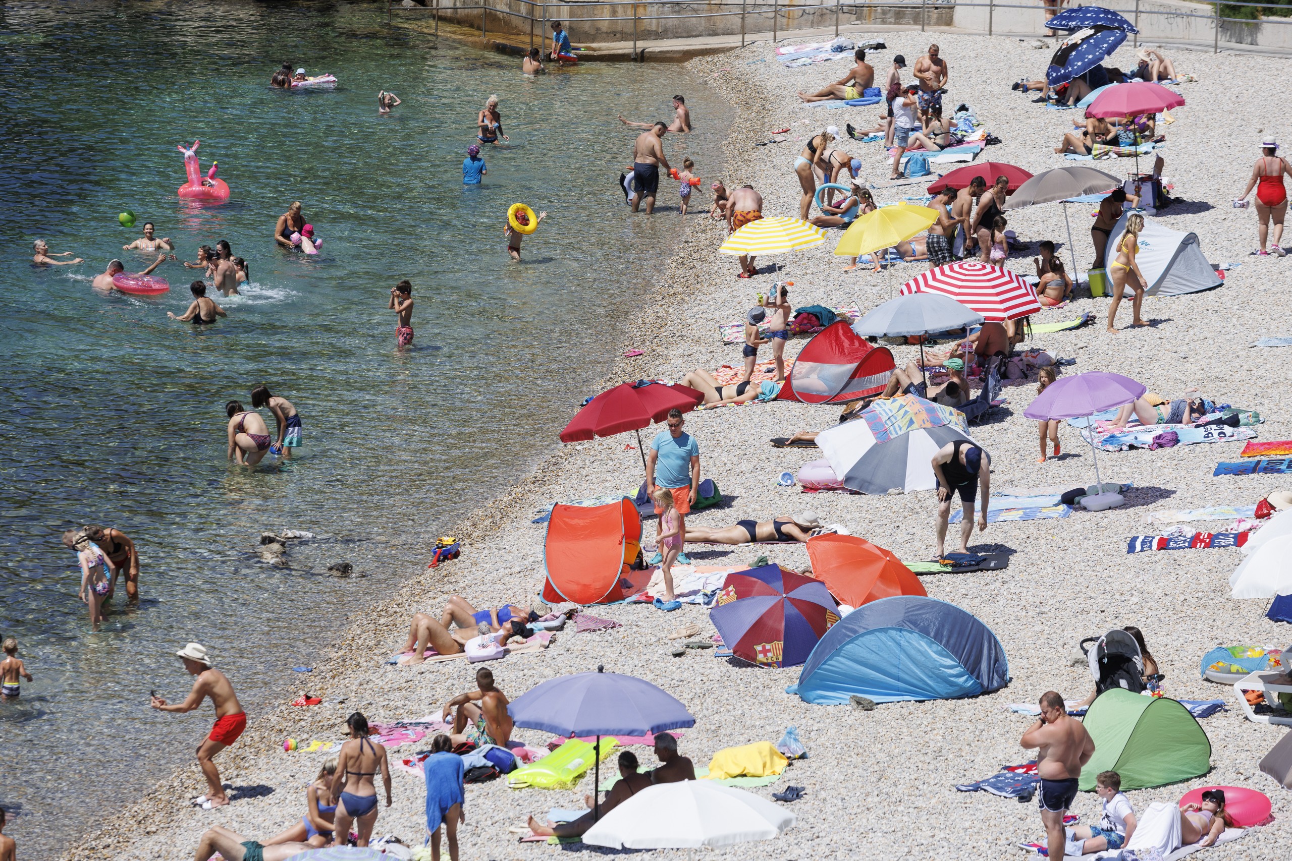 19.7.2022.., Rijeka - Gradjani i turisti uzivaju u morskim aktivnostima na plazi Ploce na Kantridi 

 Photo: Nel Pavletic/PIXSELL