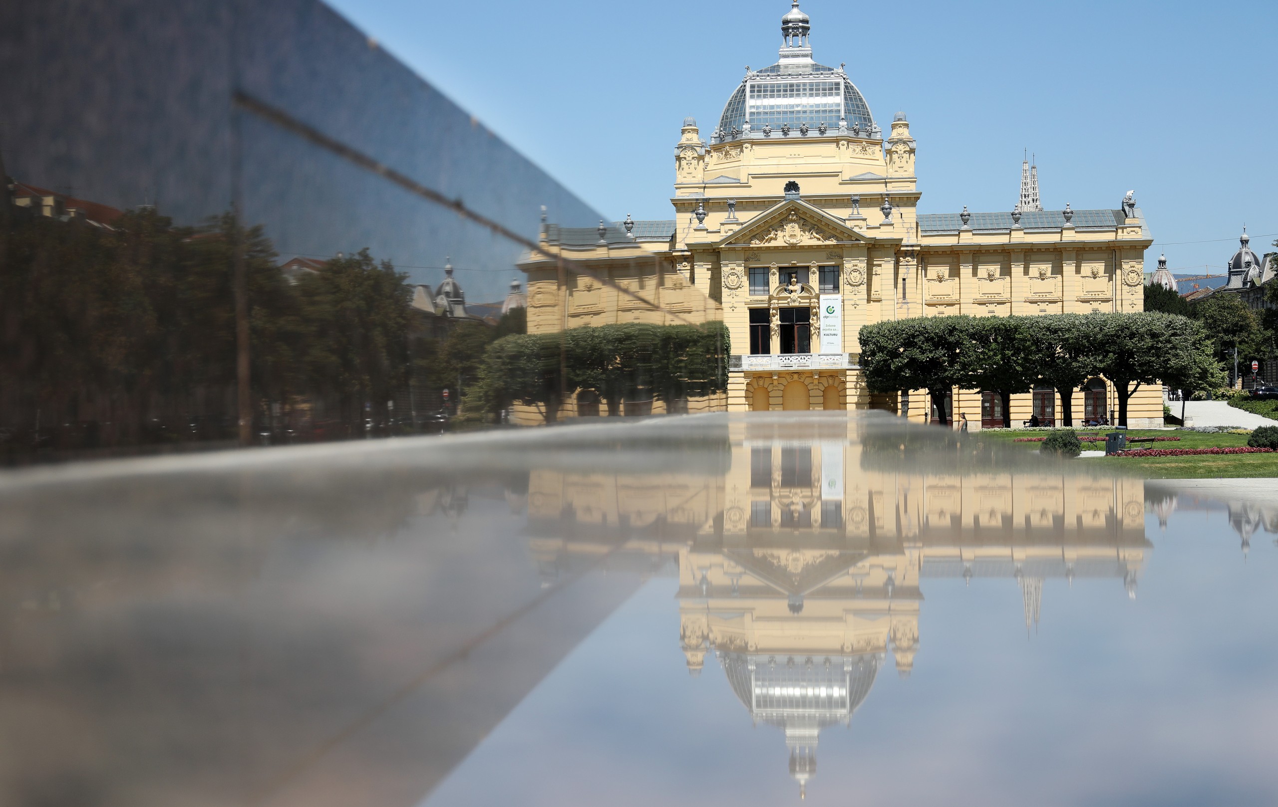 20.07.2022., Zagreb, Na Trgu kralja Tomislava nalazi se Umjetnicki paviljon. Sagradjen je povodom Milenijske izlozbe u Budimpesti 1896. godine. Na paviljonu su primijenjena najnovija iskustva u tehnologiji gradnje s metalnim kosturom. To je omogucilo da se paviljon u Budimpesti rastavi i vlakom dopremi u Zagreb da bi se ponovo montirao na sadasnjem mjestu. Svecano otvorenje upriliceno je 1898. godine velikom izlozbom suvremenih umjetnika. Time je Umjetnicki paviljon postao prvi izlozbeni prostor sagradjen samo za tu namjenu. Od tada se tu organiziraju izlozbe najvecih domacih i stranih umjetnika. Photo: Emica Elvedji/PIXSELL