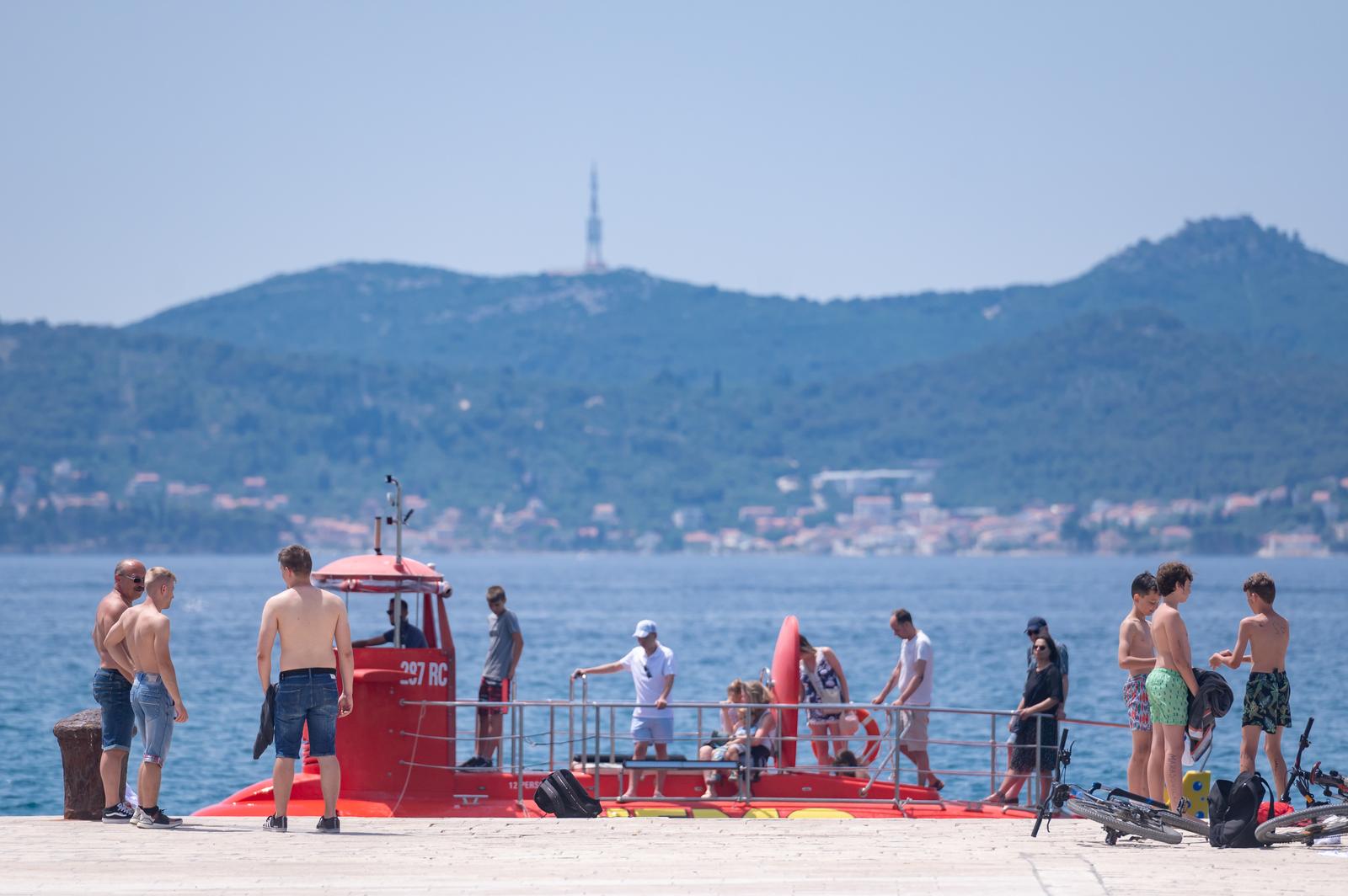 21.06.2022., Zadar - Zadrani i njohovi gosti drze se mora i hlada tijekom jakih vricina. 
  Photo: Dino Stanin/PIXSELL