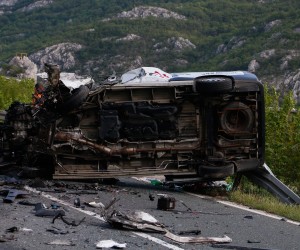 28.04.2022., Mostar - Na magistralnoj cesti M-17 doslo je do prometne nesrece u kojoj je vise osoba ozlijedjeno. U sudaru su sudjelovala dva vozila, putnicki kombi slovenackih registarskih oznaka i cisterna koja je zavrsila u jezeru.