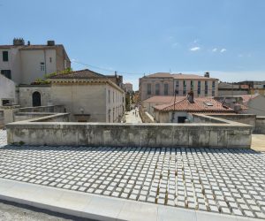 29.05.2020., Zadar - Projekt rekonstrukcije gradskih zidina ulazi u zavrsnu fazu. Postavljeni su kameni plocnik i zastitna ograda na koju se apeliralo zbog nekoliko slucajeva padanja turista proteklih godina. rPhoto: Dino Stanin/PIXSELL