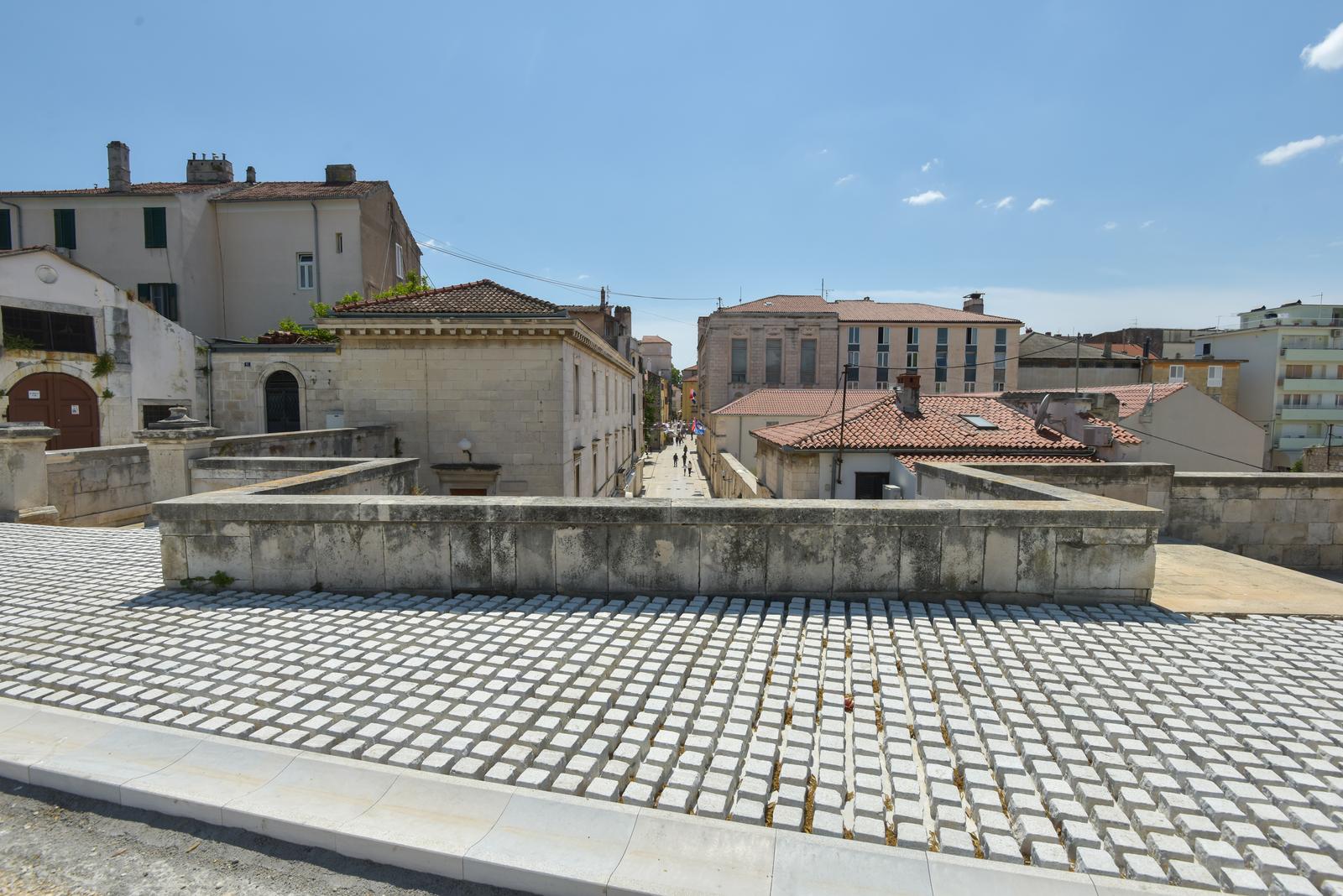 29.05.2020., Zadar - Projekt rekonstrukcije gradskih zidina ulazi u zavrsnu fazu. Postavljeni su kameni plocnik i zastitna ograda na koju se apeliralo zbog nekoliko slucajeva padanja turista proteklih godina. rPhoto: Dino Stanin/PIXSELL