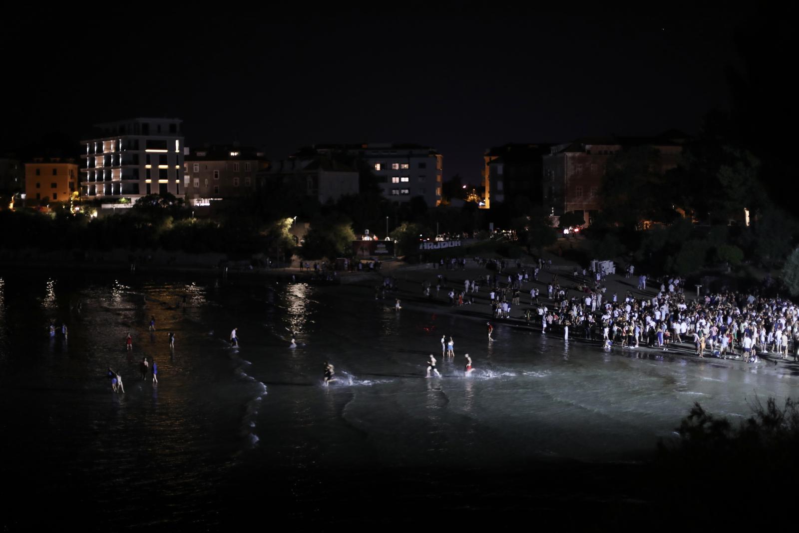31.07.2021., Split - Kupaliste Bacvice nakon zatvaranja ugostiteljskih objekata postalo okupljaliste mladih. rPhoto: Ivo Cagalj/PIXSELL