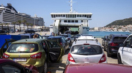 Split: Počela navala turista na zračnu i trajektnu luku