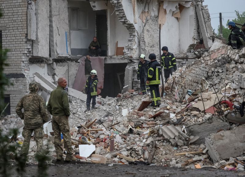 Equipes de resgate trabalham em área de prédio residencial danificado por ataque russo na região ucraniana de Donetsk
11/07/2022 REUTERS/Gleb Garanich
