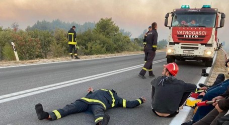 Vatrogasci od umora polijegali na cestu, fotografija odmah postala viralna: “Dečki, svaka čast!”