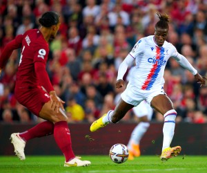 Liverpool v Crystal Palace - Premier League - Anfield Crystal Palace s Wilfried Zaha right and Liverpool s Virgil van Dijk battle for the ball during the Premier League match at Anfield, Liverpool. Picture date: Monday August 15, 2022. EDITORIAL USE ONLY No use with unauthorised audio, video, data, fixture lists, club/league logos or live services. Online in-match use limited to 120 images, no video emulation. No use in betting, games or single club/league/player publications. PUBLICATIONxNOTxINxUKxIRL Copyright: xPeterxByrnex 68334134