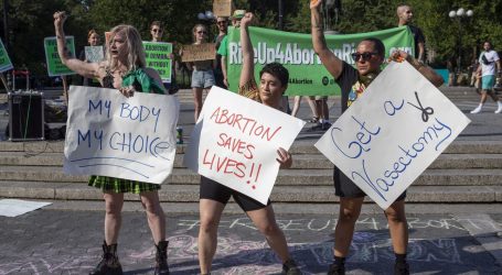 Kanzas glasao protiv restrikcija prava na pobačaj: “Ovo bi trebao biti poziv na buđenje!”