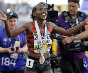 epa10078889 Faith Kipyegon of Kenya celebrates winning the women's 1500m final at the World Athletics Championships Oregon22 at Hayward Field in Eugene, Oregon, USA, 18 July 2022.  EPA/John G. Mabanglo