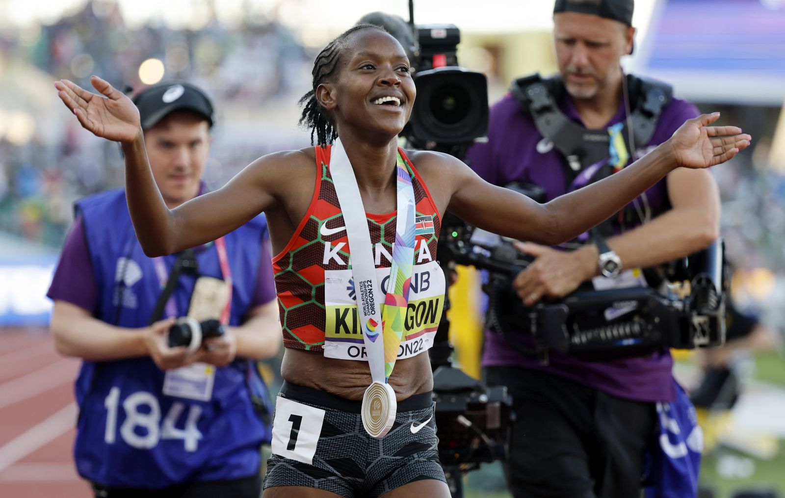 epa10078889 Faith Kipyegon of Kenya celebrates winning the women's 1500m final at the World Athletics Championships Oregon22 at Hayward Field in Eugene, Oregon, USA, 18 July 2022.  EPA/John G. Mabanglo