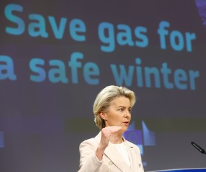 epa10081678 European Commission President Ursula von der Leyen attends a press conference on the 'Save gas for safe winter' pacakge at the European Commission in Brussels, Belgium, 20 July 2022.  EPA/STEPHANIE LECOCQ