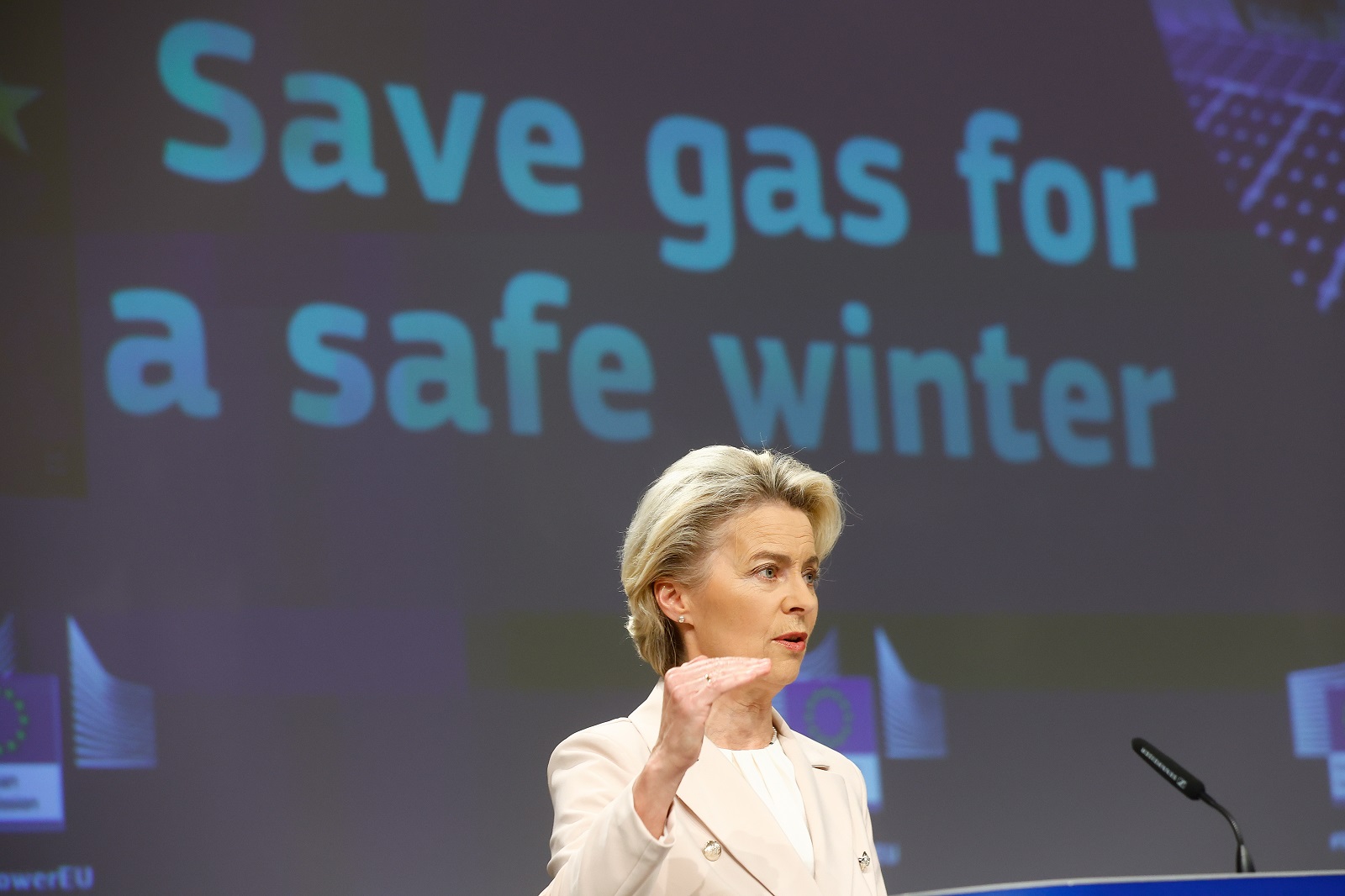 epa10081678 European Commission President Ursula von der Leyen attends a press conference on the 'Save gas for safe winter' pacakge at the European Commission in Brussels, Belgium, 20 July 2022.  EPA/STEPHANIE LECOCQ