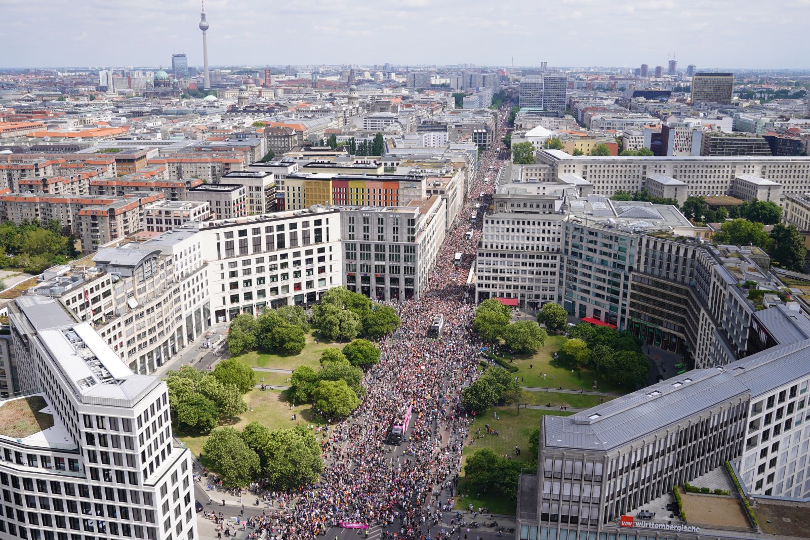 epa10087679 Demonstrators cross the 'Leipziger Platz' square during the 'CSD Berlin 2022' march in Berlin, Germany, 23 July 2022. The 44th Christopher Street Day takes place under the motto 'United in Love! Against hate, war and discrimination'.  EPA/CLEMENS BILAN