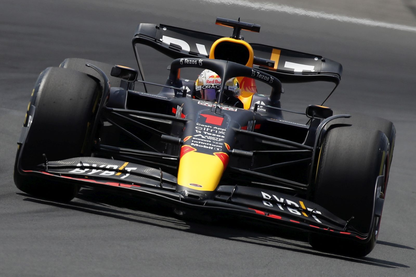 epa10087783 Dutch Formula One driver Max Verstappen of Red Bull Racing in action during the third practice session of the Formula One Grand Prix of France in Le Castellet, France, 23 July 2022.  EPA/SEBASTIEN NOGIER