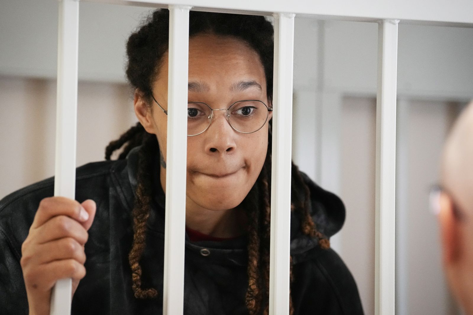epa10091923 WNBA star and two-time Olympic gold medalist Brittney Griner stands in a cage at a court room prior to a hearing in Khimki City Court outside Moscow, Russia, 26 July 2022.  Griner, a World Champion player of the WNBA's Phoenix Mercury team was arrested in February at Moscow's Sheremetyevo Airport after some hash oil was detected and found in her luggage, for which she now could face a prison sentence of up to ten years.  EPA/ALEXANDER ZEMLIANICHENKO / POOL