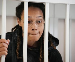 epa10091923 WNBA star and two-time Olympic gold medalist Brittney Griner stands in a cage at a court room prior to a hearing in Khimki City Court outside Moscow, Russia, 26 July 2022.  Griner, a World Champion player of the WNBA's Phoenix Mercury team was arrested in February at Moscow's Sheremetyevo Airport after some hash oil was detected and found in her luggage, for which she now could face a prison sentence of up to ten years.  EPA/ALEXANDER ZEMLIANICHENKO / POOL