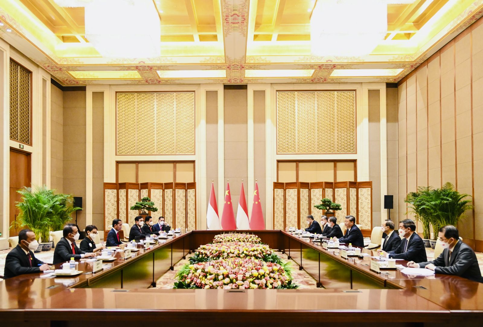 epa10092165 A handout photo made available by the Indonesian Presidential Palace shows general view of bilateral meeting between China's President Xi Jinping and Indonesia's President Joko Widodo in Beijing, China, 26 July 2022. Joko Widodo is on a rare visit to the country under the strict Covid-19 protocols.  EPA/LAILY RACHEV / INDONESIAN PRESIDENTIAL PALACE / HANDOUT  HANDOUT EDITORIAL USE ONLY/NO SALES