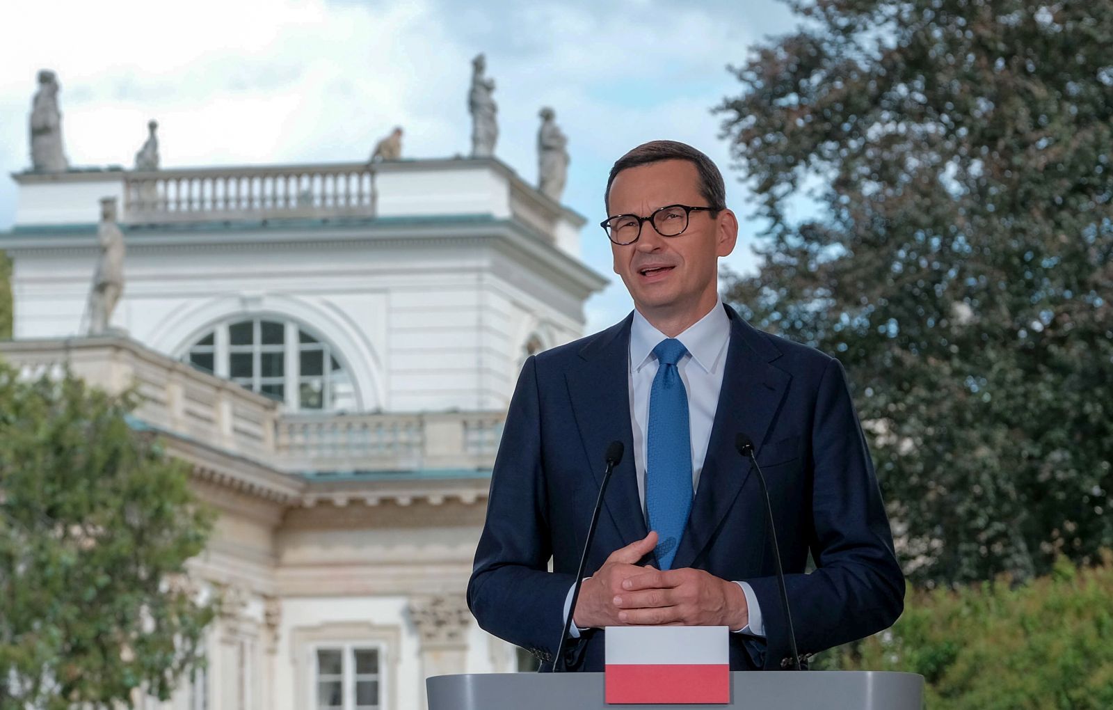 epa10093931 Polish Prime Minister Mateusz Morawiecki (R) and Spanish Prime Minister Pedro Sanchez (L) during a joint press conference at the Palace on the Island at the Royal Lazienki Park in Warsaw, Poland, 27 July 2022. Polish-Spanish intergovernmental consultations are underway.  EPA/MATEUSZ MAREK POLAND OUT