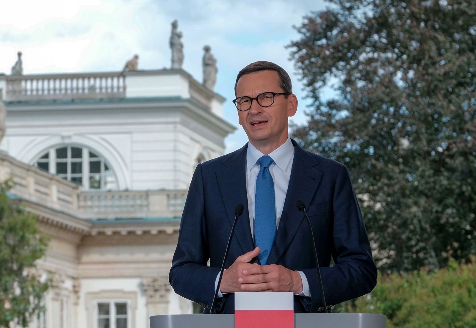 epa10093931 Polish Prime Minister Mateusz Morawiecki (R) and Spanish Prime Minister Pedro Sanchez (L) during a joint press conference at the Palace on the Island at the Royal Lazienki Park in Warsaw, Poland, 27 July 2022. Polish-Spanish intergovernmental consultations are underway.  EPA/MATEUSZ MAREK POLAND OUT